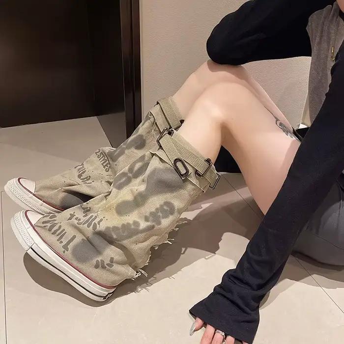 Bottes de Cowboy Montantes Novatrices en Toile pour Femme Occasions Spéciales Style Rétro Motif Graffiti Confort Optimal