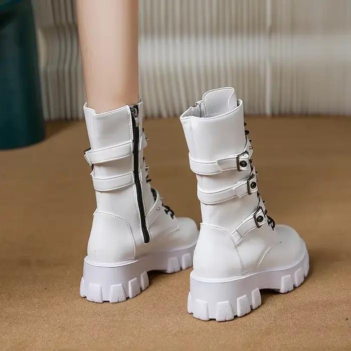 Bottes gothiques femme hiver 2026 style punk cloutées talons épais mi-mollet à offrir pour femme occasions spéciales