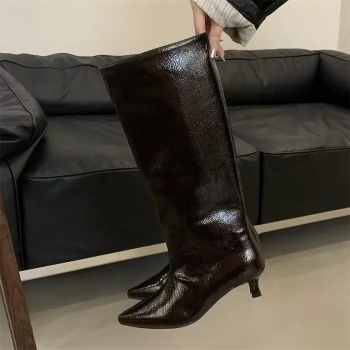 Bottes pointues hautes pour femmes style sexy à enfiler en caoutchouc pour hiver élégantes et confortables pour soirées et événements