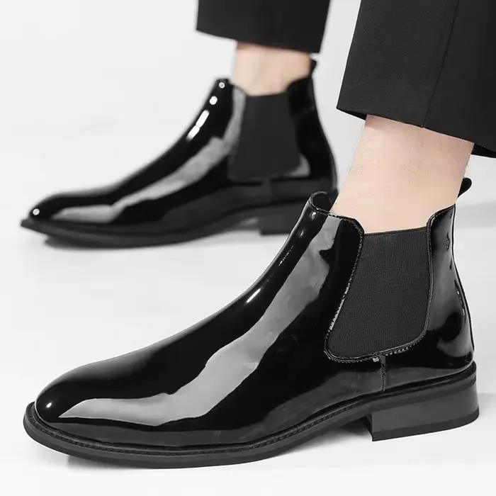 Bottines Chelsea pour hommes en cuir verni noir boucle cheville bout rond affaires classique à la main