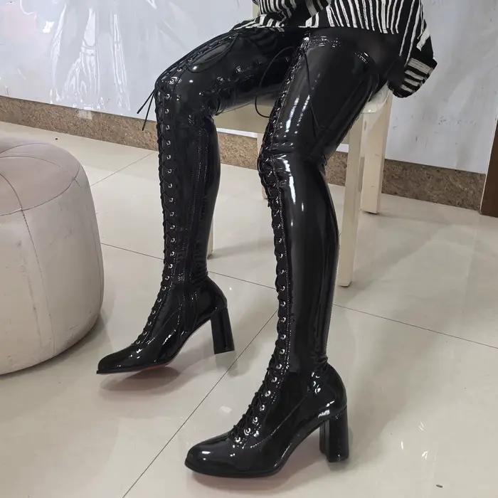 Bottes en cuir verni noir à talons hauts au dessus du genou
