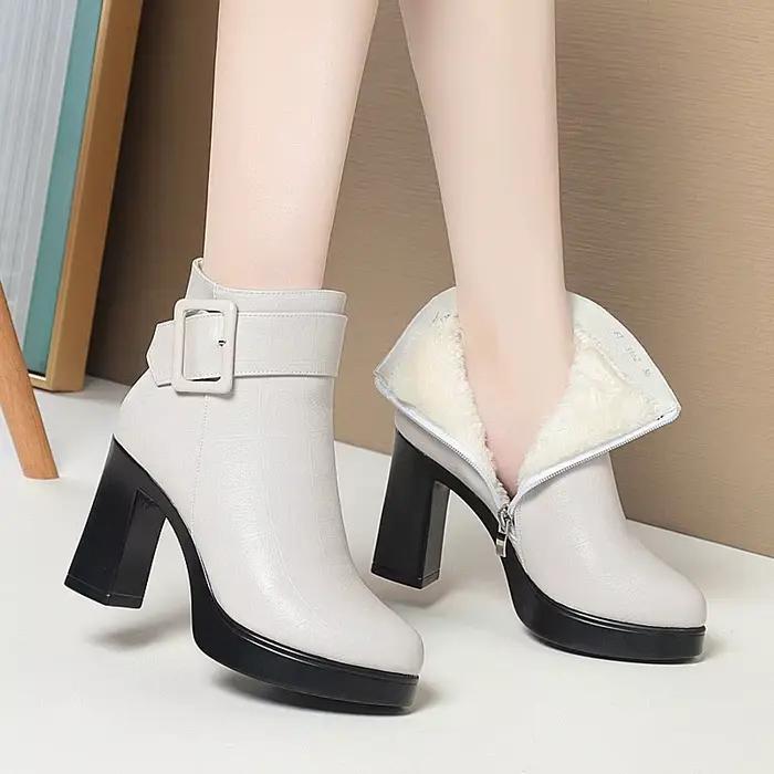Bottines noires à talons hauts et épais pour femme élégantes avec décoration à boucle courte pour maintenir vos pieds au chaud et confortables hiver 2024 occassions spéciales à offrir