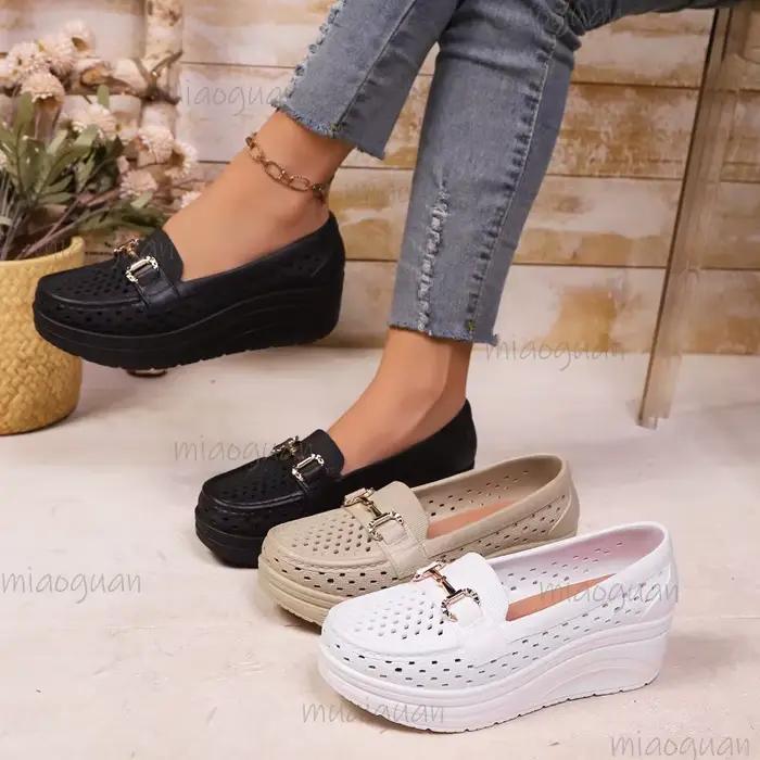 Mocassins compensés évidés pour femmes, à enfiler, avec boucle métallique, plateforme épaisse, confortables pour la marche quotidienne et les activités de plein air