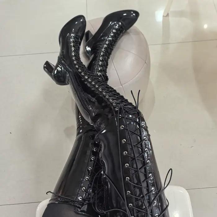 Bottes en cuir verni noir à talons hauts au dessus du genou