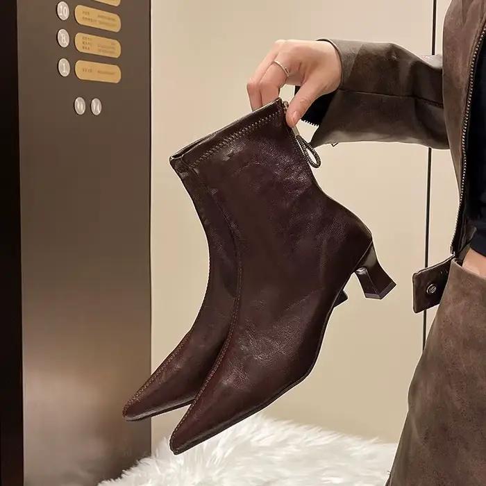 Bottines courtes en cuir souple à talon bas pour femme