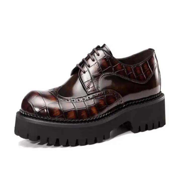 robe d'affaires chaussures décontractées. Construisez le fond épais. Chaussures en cuir pour loisirs. Chaussure en cuir respirante