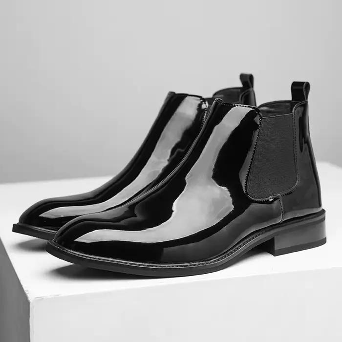 Bottines Chelsea pour hommes en cuir verni noir boucle cheville bout rond affaires classique à la main