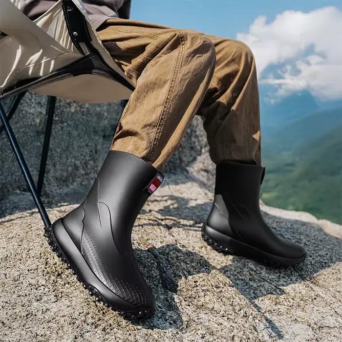 2025 nouvelles bottes de pluie mi-hautes pour hommes, chaussures de pêche, style couple, bottes de pluie à la mode et polyvalentes, imperméables de camping antidérapantes