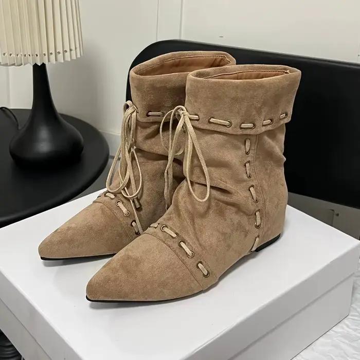 Bottines plates à bout pointu pour femmes, bottines courtes plissées à lacets vintage avec œillets métalliques, bottines en daim doux à la mode pour l'automne et l'hiver