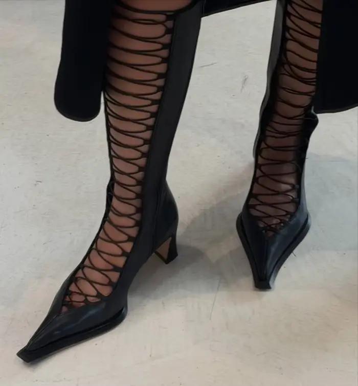 Nouvelles bottes en cuir noir à découpes