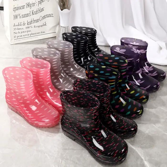 Botte de pluie populaire pour femmes, joli motif Floral, Design à la mode, bottes utiles pour les jours de pluie, pratiques et imperméables