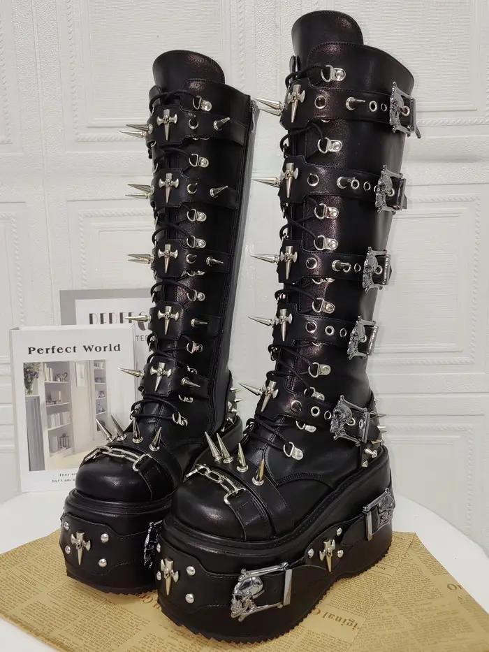 Bottes longues pour femmes, style punk moto urbain, à talons hauts compensés, chaussures de soirée tendance, personnalisées, avec rivets et croix métalliques