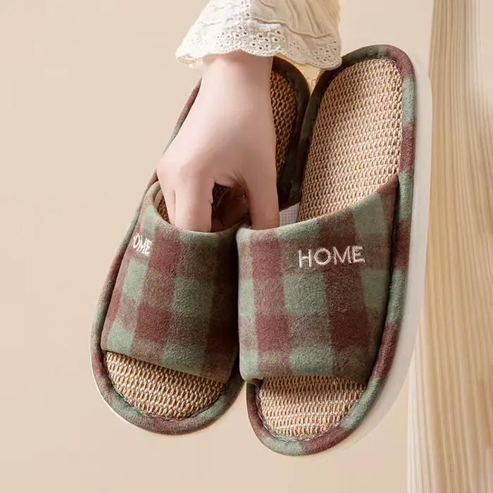 Nouvelles pantoufles d'intérieur décontractées en lin pour femme, style écossais, à bout ouvert, semelle souple antidérapante, unisexe, pour la maison, printemps-été