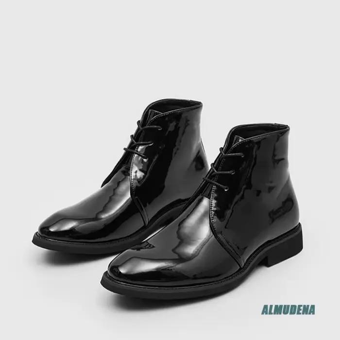 Bottes en cuir verni noir à bout rond pour hommes