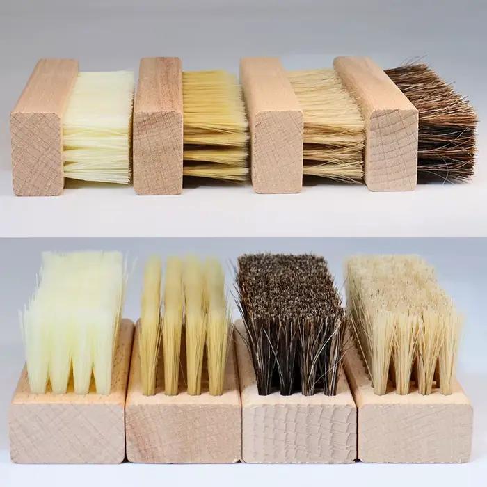 Brosse de nettoyage efficace pour bottes en poils de porc avec maintien en bois.