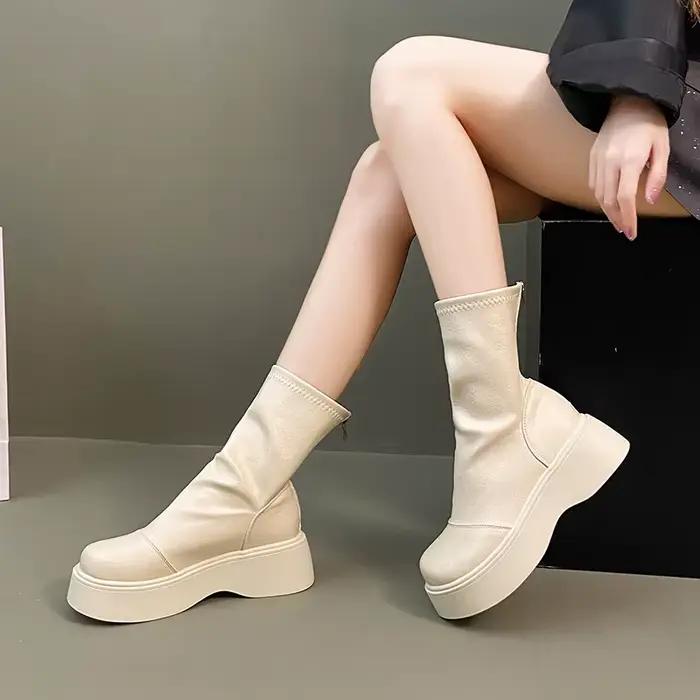 Bottes skinny compensées à la mode