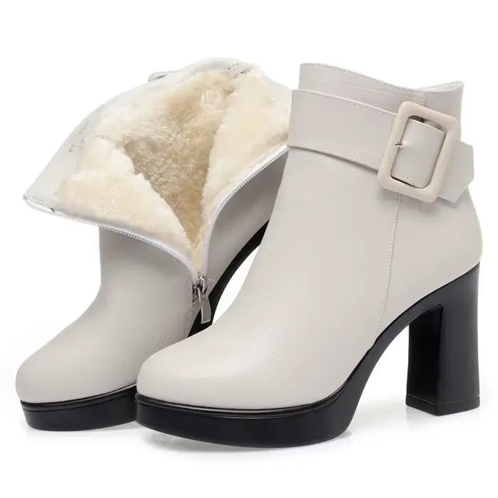 Bottines noires à talons hauts et épais pour femme élégantes avec décoration à boucle courte pour maintenir vos pieds au chaud et confortables hiver 2024 occassions spéciales à offrir