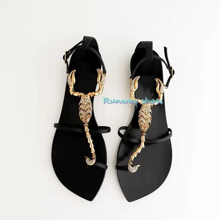 Chaussures avec formes inhabituelles décoration en métal sandales à talons hauts défilé de mode chaussures de scène sandale de luxe sandales romaines noires