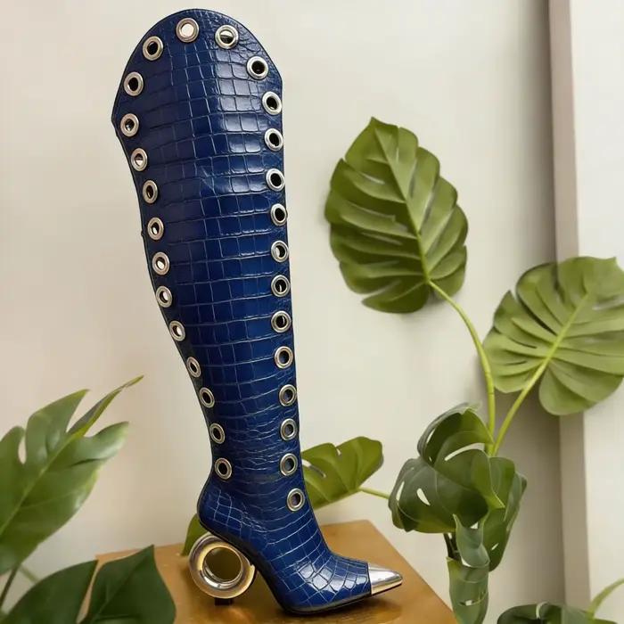 Bottes hautes en cuir croco gaufré avec œillets métalliques