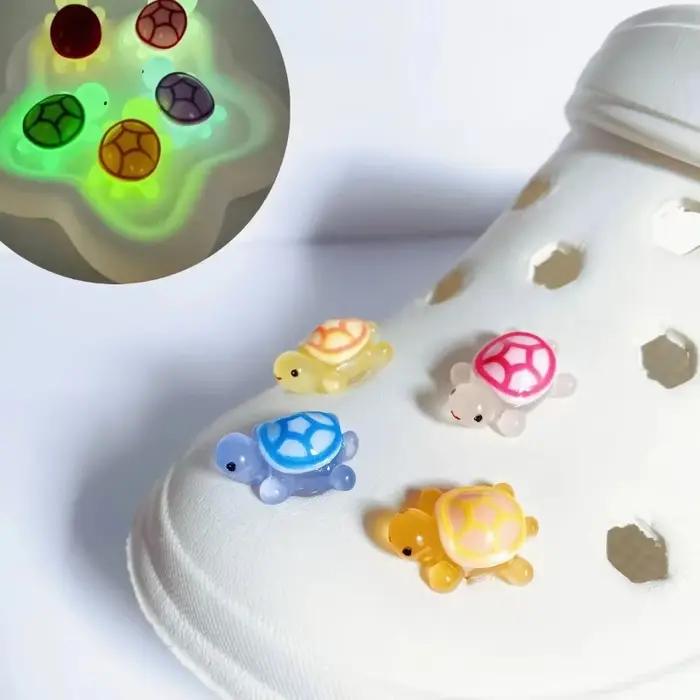 Breloques de chaussures en forme de tortue lumineuse, dessin animé mignon, ensemble complet d'accessoires de chaussures de jardin, décoration de chaussures de styliste, cadeau pour filles
