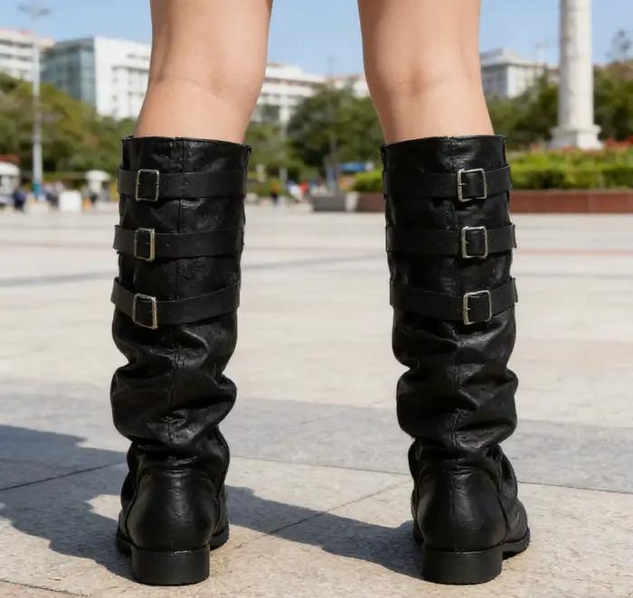 Bottes noires gothiques à hauteur de genou pour femmes avec trois sangles à boucles style vintage pour occasions spéciales
