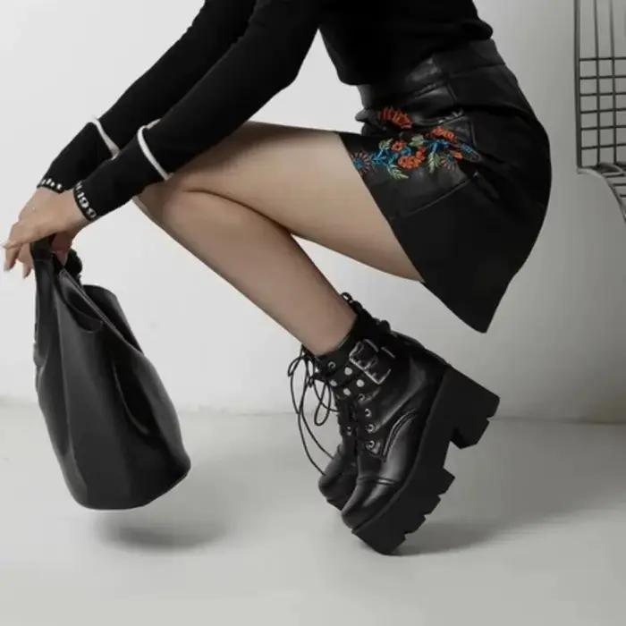 Bottes plate-forme femme en cuir solide style punk goth bout rond talon carré hauteur moyenne pour hiver et soirées spéciales