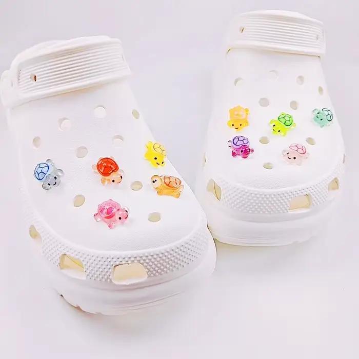 Breloques de chaussures en forme de tortue lumineuse, dessin animé mignon, ensemble complet d'accessoires de chaussures de jardin, décoration de chaussures de styliste, cadeau pour filles