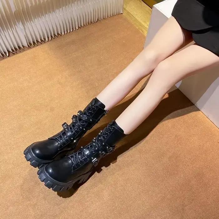 Bottes gothiques femme hiver 2026 style punk cloutées talons épais mi-mollet à offrir pour femme occasions spéciales