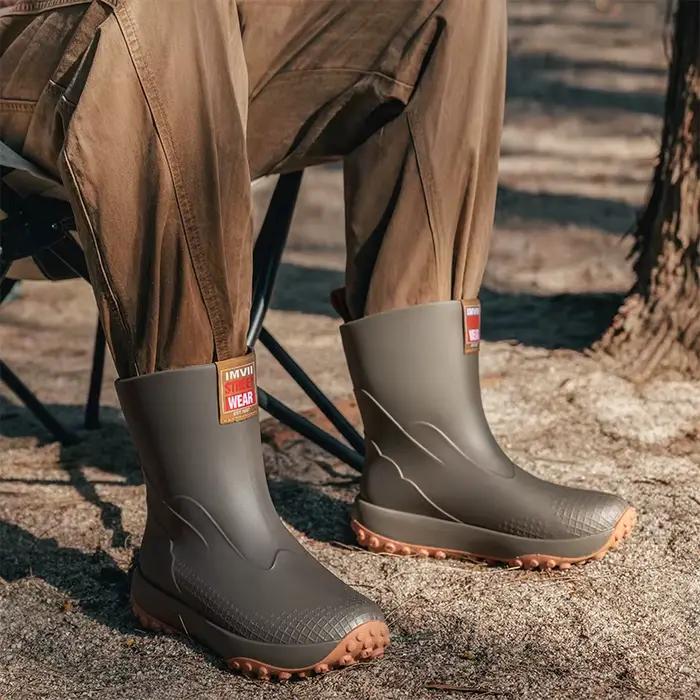 2025 nouvelles bottes de pluie mi-hautes pour hommes, chaussures de pêche, style couple, bottes de pluie à la mode et polyvalentes, imperméables de camping antidérapantes