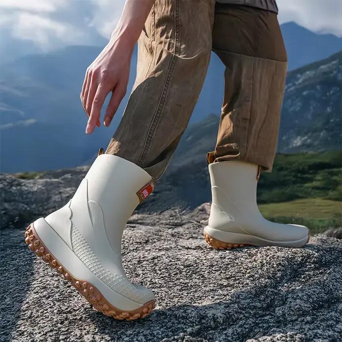 2025 nouvelles bottes de pluie mi-hautes pour hommes, chaussures de pêche, style couple, bottes de pluie à la mode et polyvalentes, imperméables de camping antidérapantes