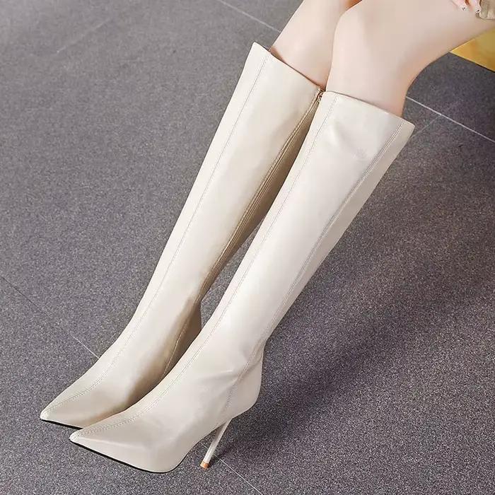 Bottes noires à bout pointu pour femme
