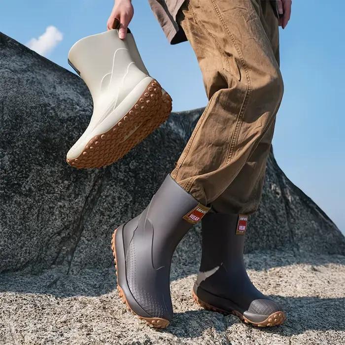 2025 nouvelles bottes de pluie mi-hautes pour hommes, chaussures de pêche, style couple, bottes de pluie à la mode et polyvalentes, imperméables de camping antidérapantes