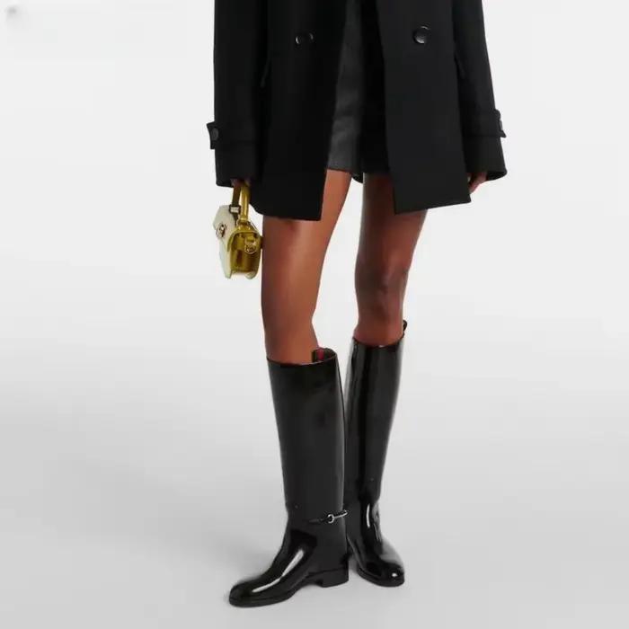 Bottes hautes en cuir verni pour femmes élégantes bout rond talon moyen bottes longues à enfiler style moderne occassions spéciales soirée fête