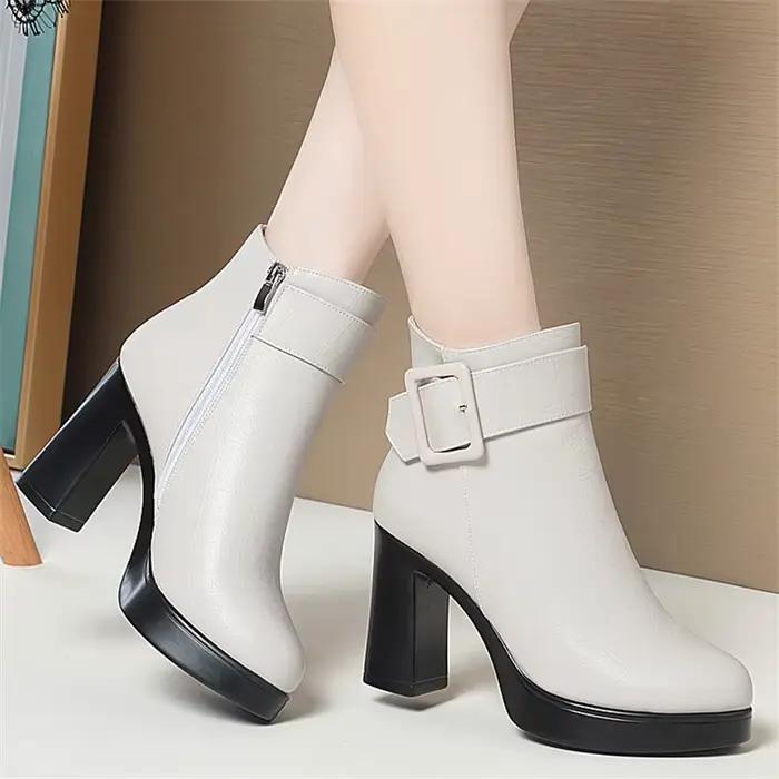 Bottines noires à talons hauts et épais pour femme élégantes avec décoration à boucle courte pour maintenir vos pieds au chaud et confortables hiver 2024 occassions spéciales à offrir