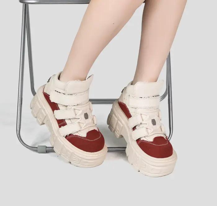 Bottes de cheville rock pour femme avec talon élevé et détails métalliques, idéales pour le style punk et les occasions spéciales