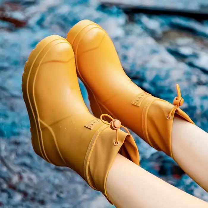 Bottes de pluie à la mode pour hommes et femmes, bottes de pluie chaudes et en velours pour couples, chaussures d'extérieur imperméables et antidérapantes en caoutchouc à mi-tube