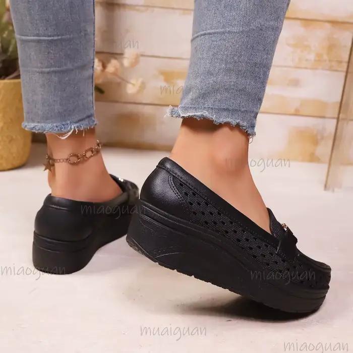 Mocassins compensés évidés pour femmes, à enfiler, avec boucle métallique, plateforme épaisse, confortables pour la marche quotidienne et les activités de plein air