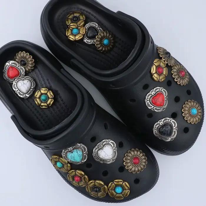 1 pièce Breloque de chaussure en métal argenté en forme de cœur turquoise, décorations pour Crocs, fleurs dorées, accessoires pour sandales, style punk, cadeau