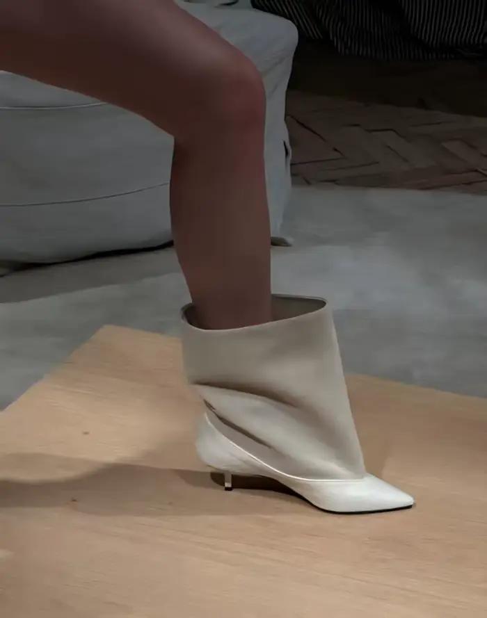 Bottines beiges bicolores à talons aiguilles