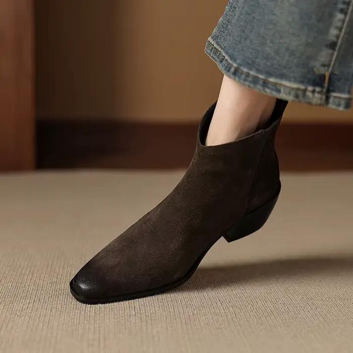 2025 nouvelle offre spéciale véritable vache daim Western bottines femmes bout pointu chaton talons bottes courtes hiver Cowboy chevalier bottes femme