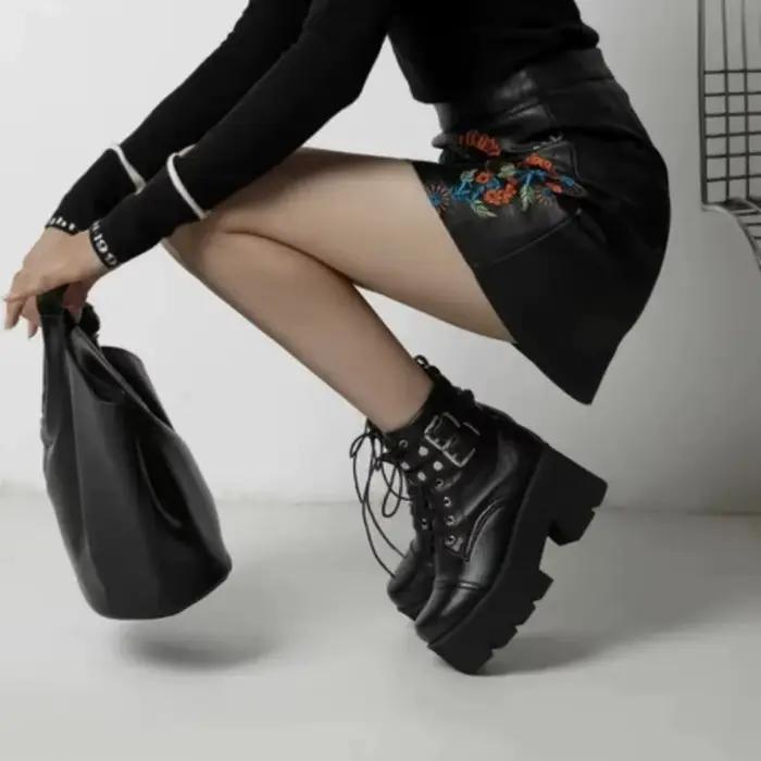 Bottes plate-forme femme en cuir solide style punk goth bout rond talon carré hauteur moyenne pour hiver et soirées spéciales