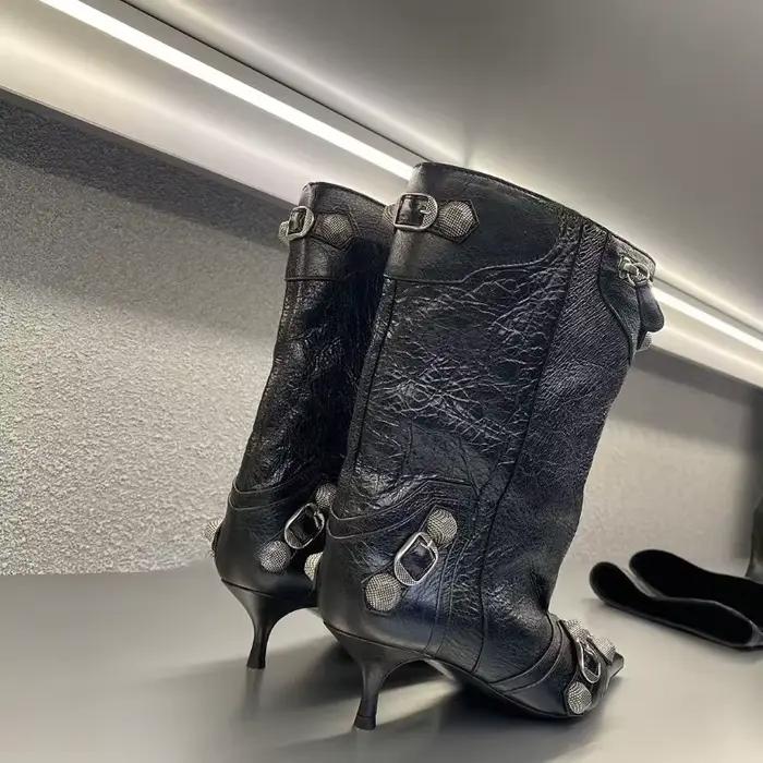 Bottes pointues à talons hauts et fins européens et américains avec rivets et bottes larges, chaussures de moto de style punk à la mode pour femmes