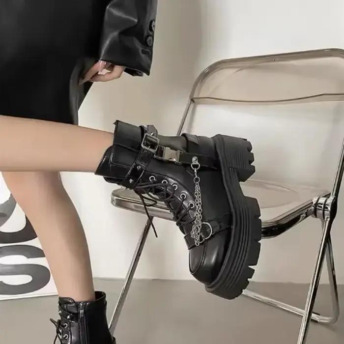 Nouvelles Bottes Gothiques pour Femmes 2025 – Chaussures Courtes à Rivets et Chaînes