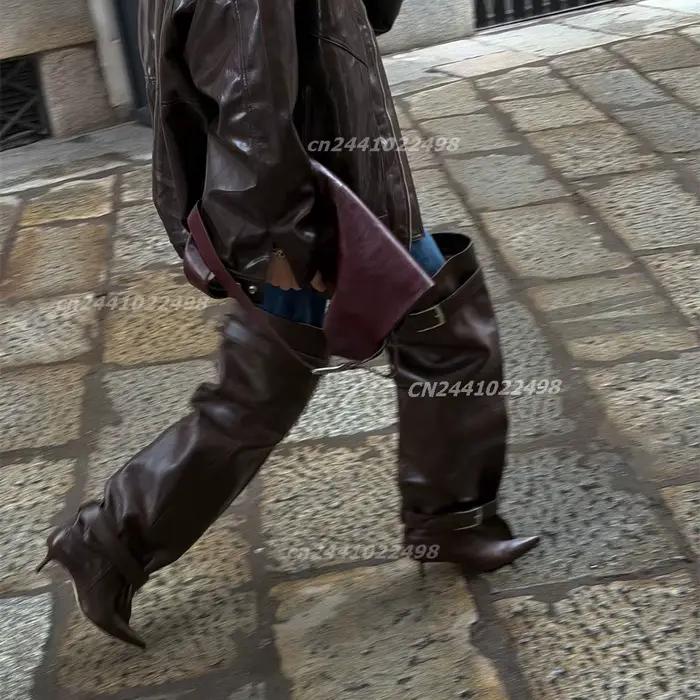 Bottes hautes marron à double boucle décorative en cuir mat à bout pointu et talons aiguilles – Chaussures tendance pour femme