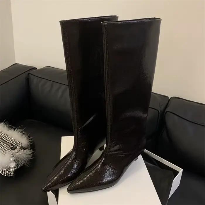 Bottes pointues hautes pour femmes style sexy à enfiler en caoutchouc pour hiver élégantes et confortables pour soirées et événements