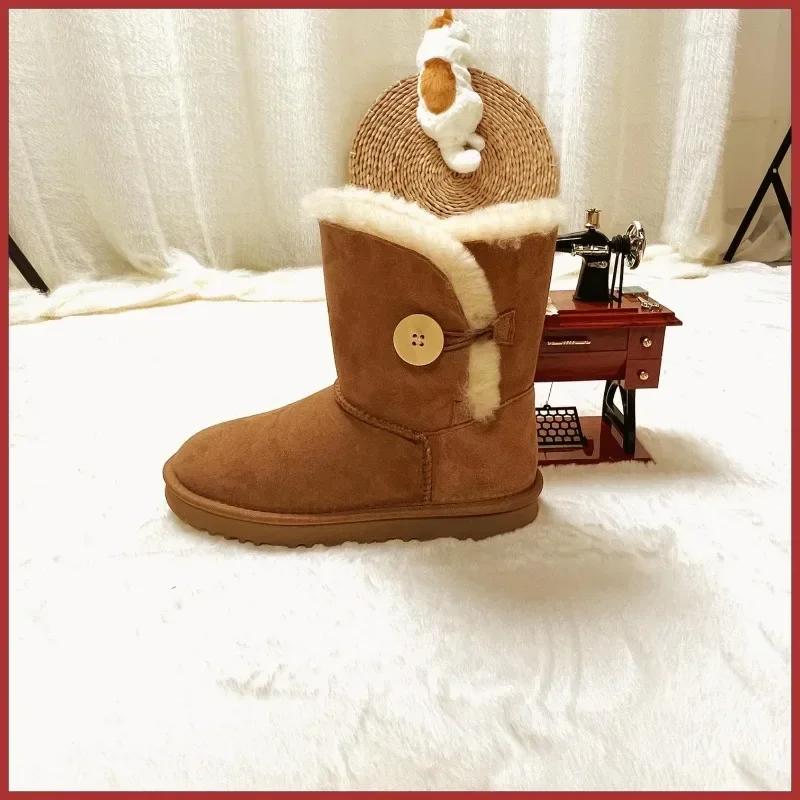 Une paire de bottes de neige en pure peau de mouton et laine pour femme, chaudes et confortables. Ch