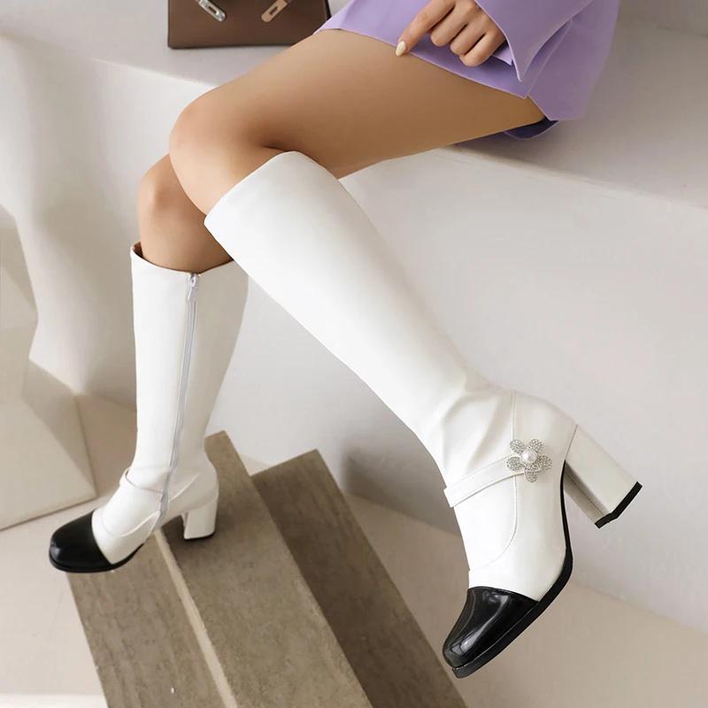 Bottes en cuir verni noir et blanc pour femmes, couleurs mélangées, appliques de fleurs en biscuits 