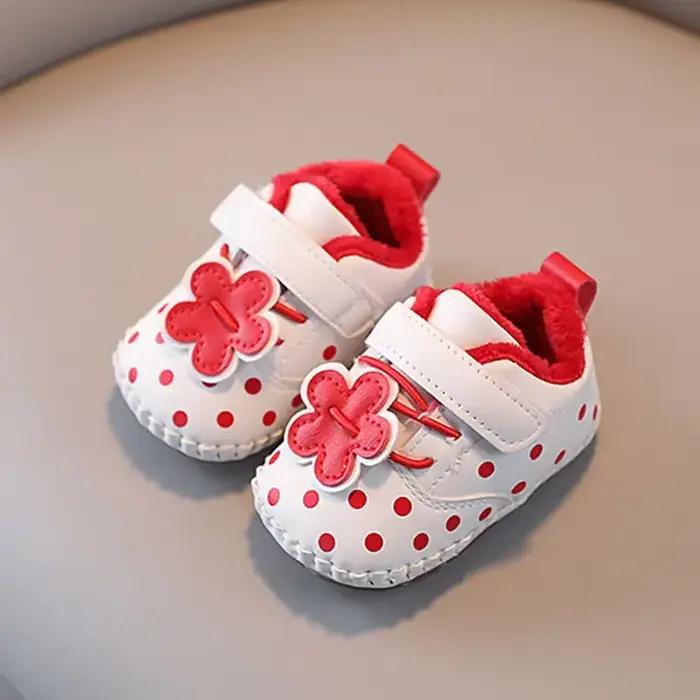 2025 hiver nouveau bébé filles chaussures de marche doux à pois enfants chaussures de princesse décontractées fleurs mignonnes filles chaussures plates en daim chaud