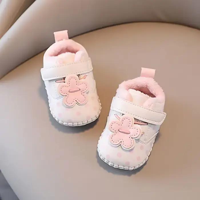 2025 hiver nouveau bébé filles chaussures de marche doux à pois enfants chaussures de princesse décontractées fleurs mignonnes filles chaussures plates en daim chaud