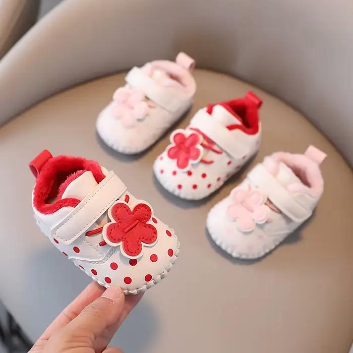 2025 hiver nouveau bébé filles chaussures de marche doux à pois enfants chaussures de princesse décontractées fleurs mignonnes filles chaussures plates en daim chaud